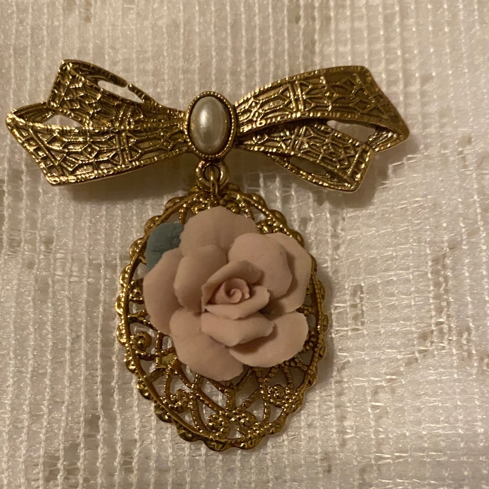 1928 Jewelry Co Gold Tone Bow Pin With Porcelain Rose Drop